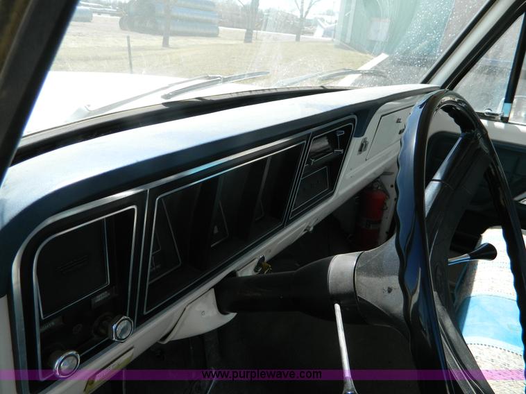 image for item H2488 1976 Ford F100 pickup truck