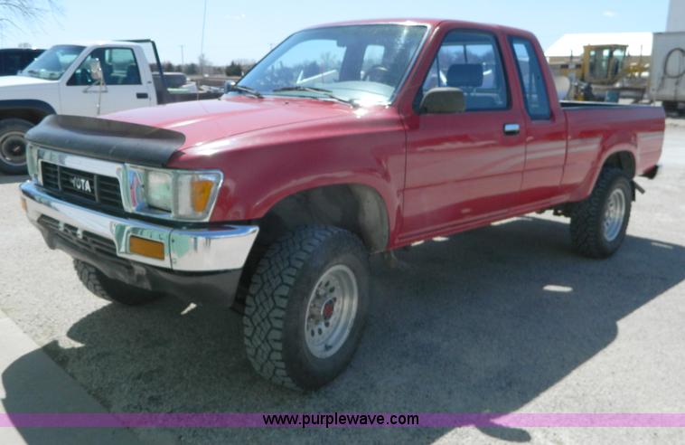 image for item H2489 1991 Toyota DLX Xtracab pickup truck