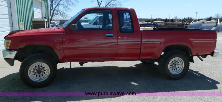image for item H2489 1991 Toyota DLX Xtracab pickup truck