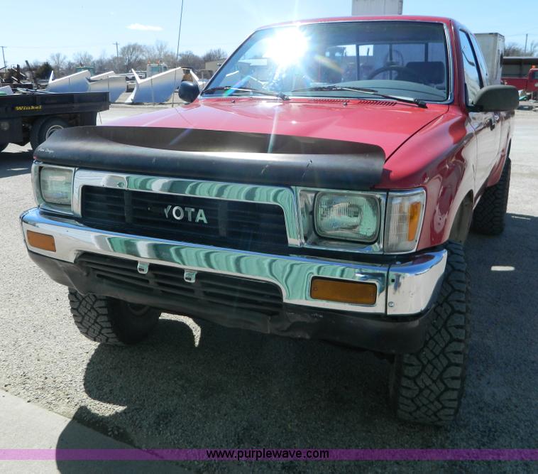 image for item H2489 1991 Toyota DLX Xtracab pickup truck