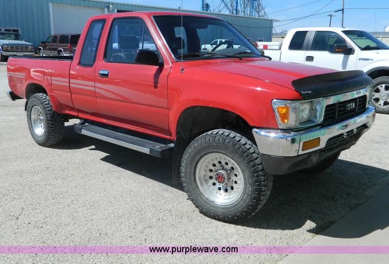 image for item H2489 1991 Toyota DLX Xtracab pickup truck