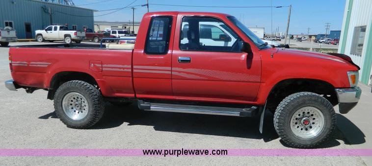 image for item H2489 1991 Toyota DLX Xtracab pickup truck