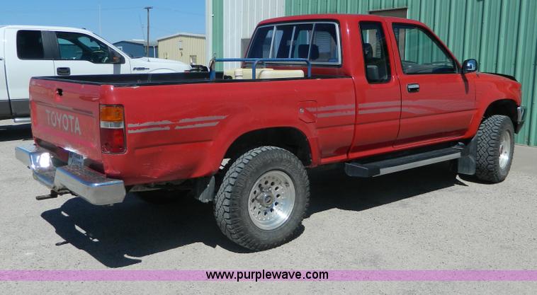 image for item H2489 1991 Toyota DLX Xtracab pickup truck