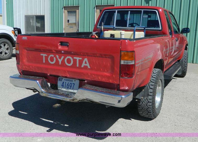 image for item H2489 1991 Toyota DLX Xtracab pickup truck