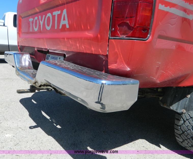 image for item H2489 1991 Toyota DLX Xtracab pickup truck