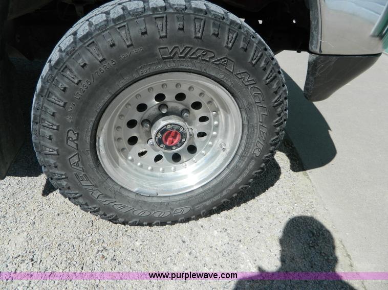 image for item H2489 1991 Toyota DLX Xtracab pickup truck