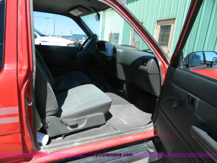 image for item H2489 1991 Toyota DLX Xtracab pickup truck