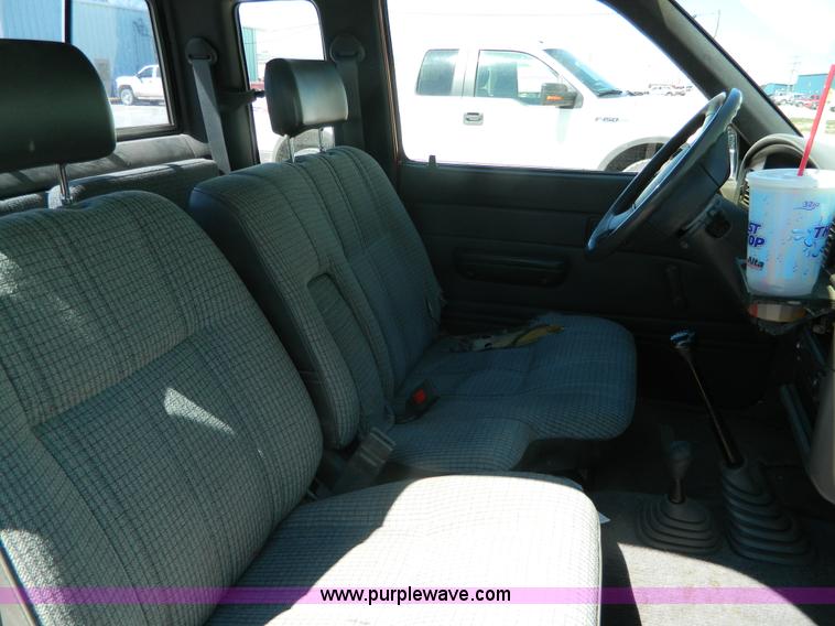 image for item H2489 1991 Toyota DLX Xtracab pickup truck