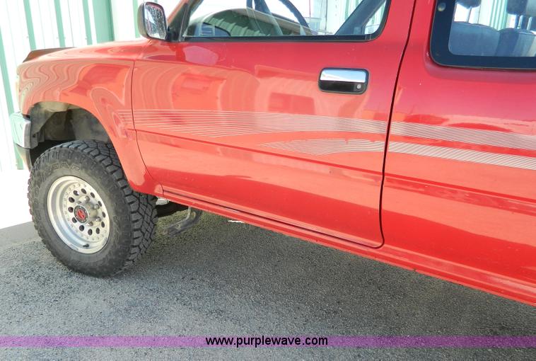 image for item H2489 1991 Toyota DLX Xtracab pickup truck