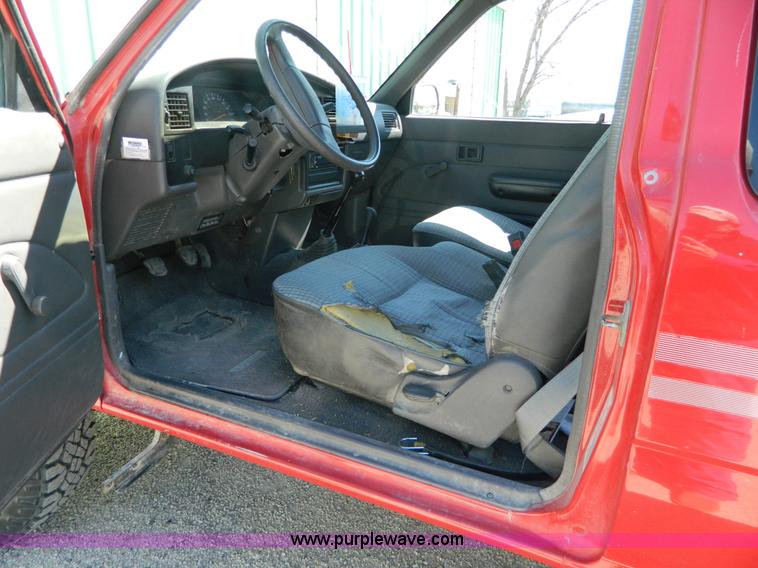 image for item H2489 1991 Toyota DLX Xtracab pickup truck