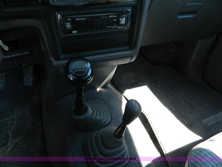 image for item H2489 1991 Toyota DLX Xtracab pickup truck