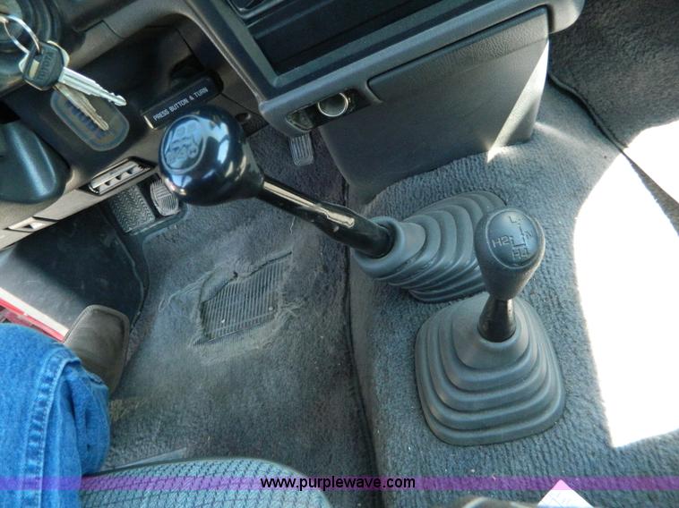 image for item H2489 1991 Toyota DLX Xtracab pickup truck