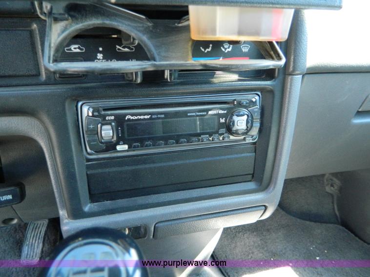 image for item H2489 1991 Toyota DLX Xtracab pickup truck