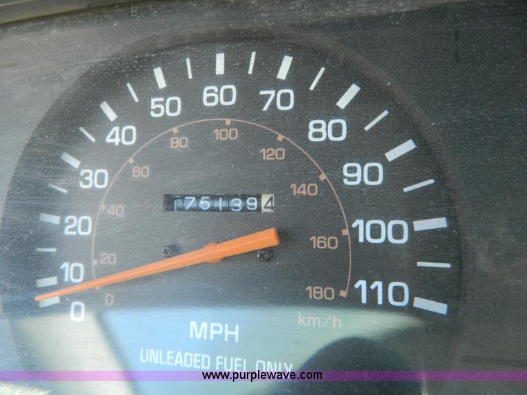 image for item H2489 1991 Toyota DLX Xtracab pickup truck