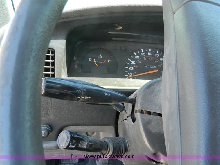 image for item H2489 1991 Toyota DLX Xtracab pickup truck