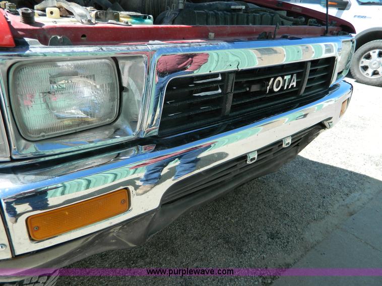 image for item H2489 1991 Toyota DLX Xtracab pickup truck