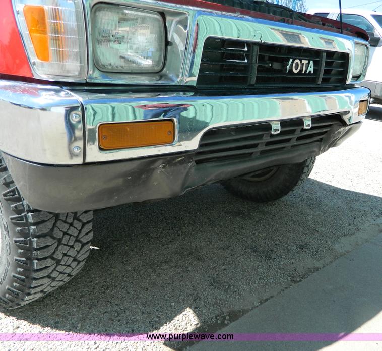 image for item H2489 1991 Toyota DLX Xtracab pickup truck