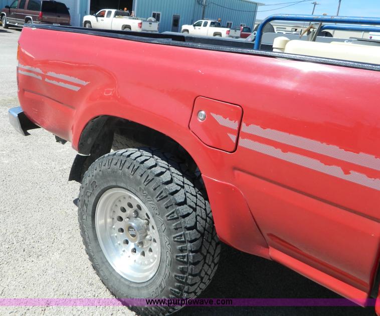 image for item H2489 1991 Toyota DLX Xtracab pickup truck