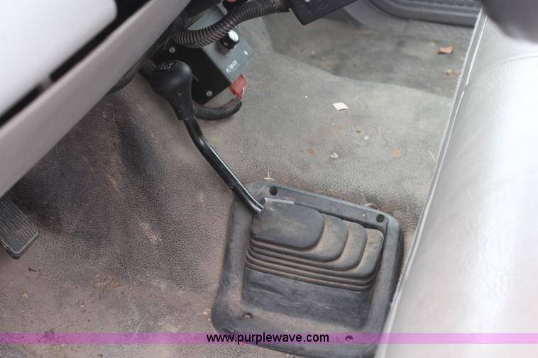 image for item H6015 2001 Ford F350 Super Duty XL flatbed truck