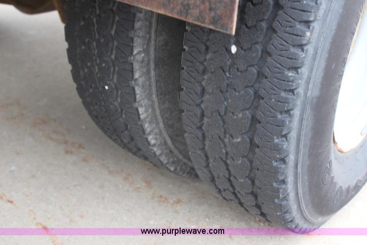 image for item H6015 2001 Ford F350 Super Duty XL flatbed truck