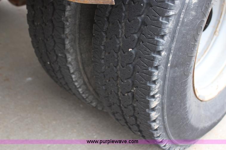 image for item H6015 2001 Ford F350 Super Duty XL flatbed truck