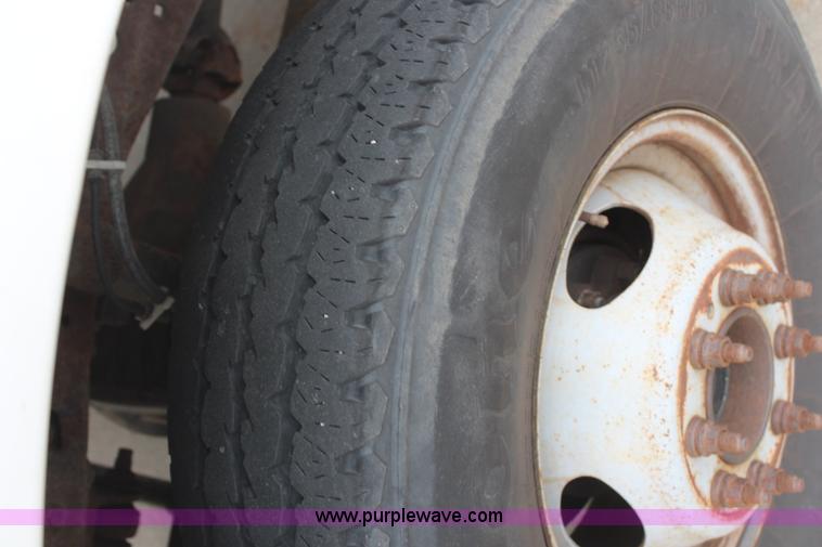 image for item H6015 2001 Ford F350 Super Duty XL flatbed truck