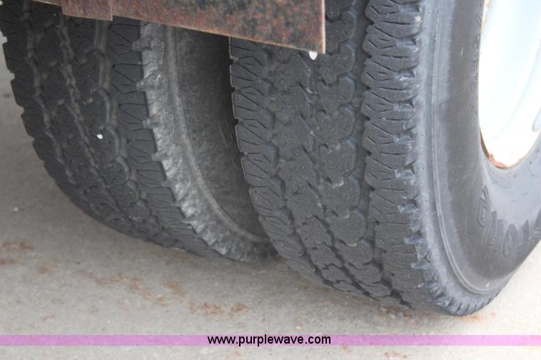 image for item H6015 2001 Ford F350 Super Duty XL flatbed truck