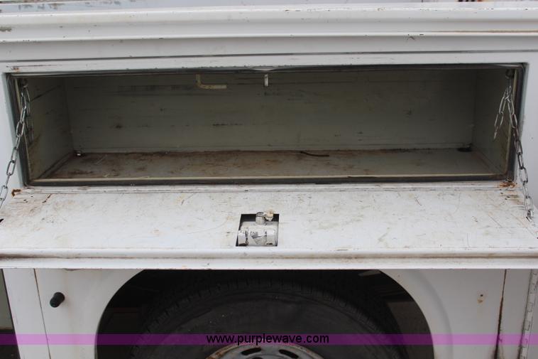 image for item H6016 2003 Ford F350 Super Duty XL utility truck