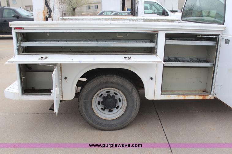 image for item H6016 2003 Ford F350 Super Duty XL utility truck