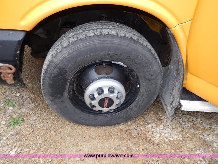 image for item I3697 2005 GMC Savana G3500 school bus