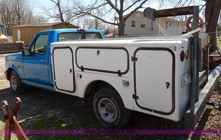 image for item I3705 1994 Ford F150 XL utility truck