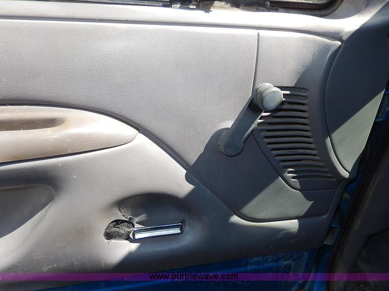 image for item I3705 1994 Ford F150 XL utility truck