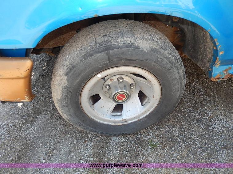 image for item I3705 1994 Ford F150 XL utility truck