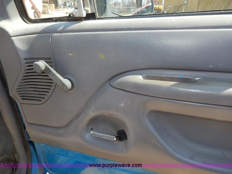 image for item I3705 1994 Ford F150 XL utility truck