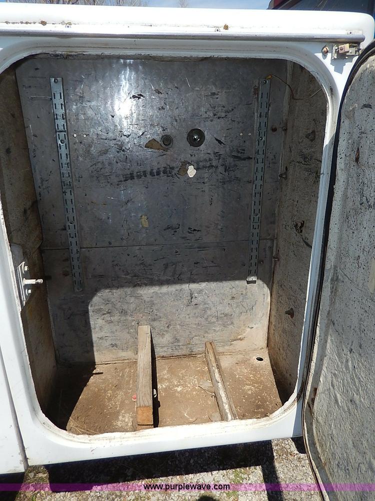 image for item I3705 1994 Ford F150 XL utility truck