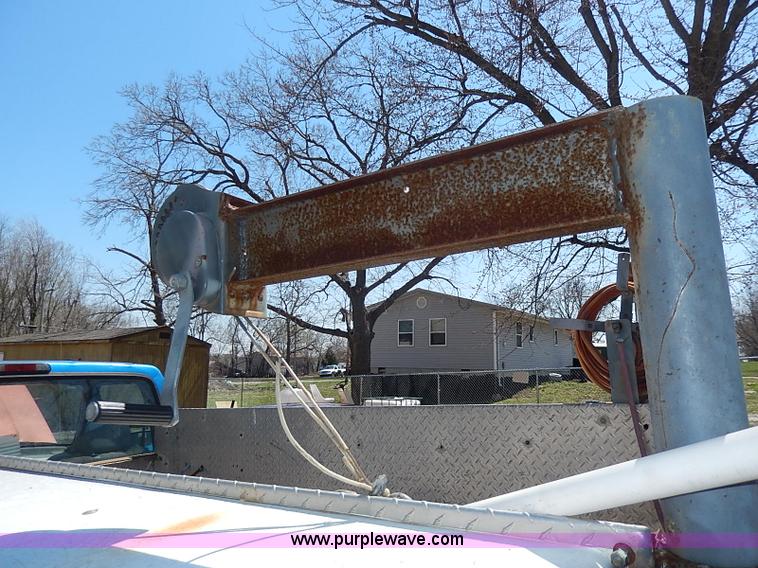 image for item I3705 1994 Ford F150 XL utility truck