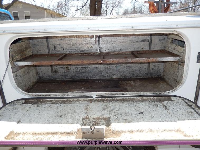 image for item I3705 1994 Ford F150 XL utility truck