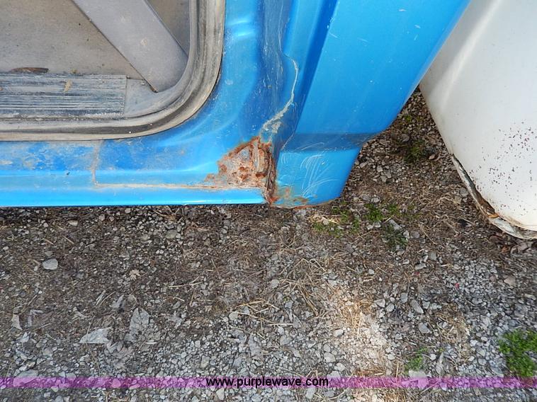 image for item I3705 1994 Ford F150 XL utility truck