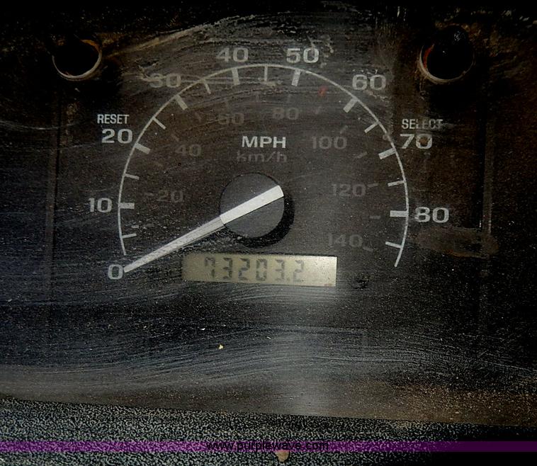 image for item I3705 1994 Ford F150 XL utility truck