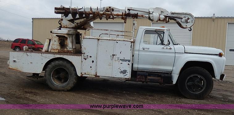 image for item I3720 1974 Ford F600 drill rig truck