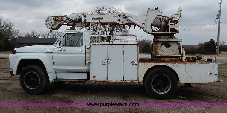 image for item I3720 1974 Ford F600 drill rig truck