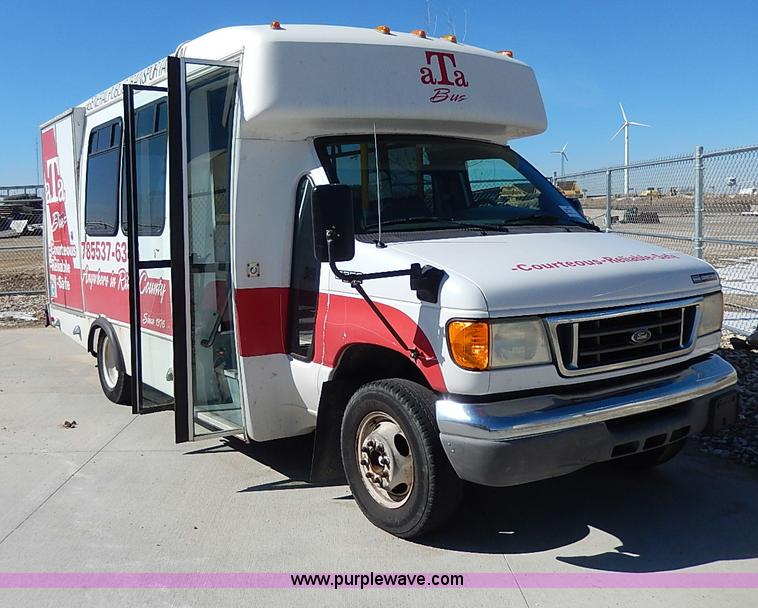image for item I3746 2004 Ford E350 Super Duty bus