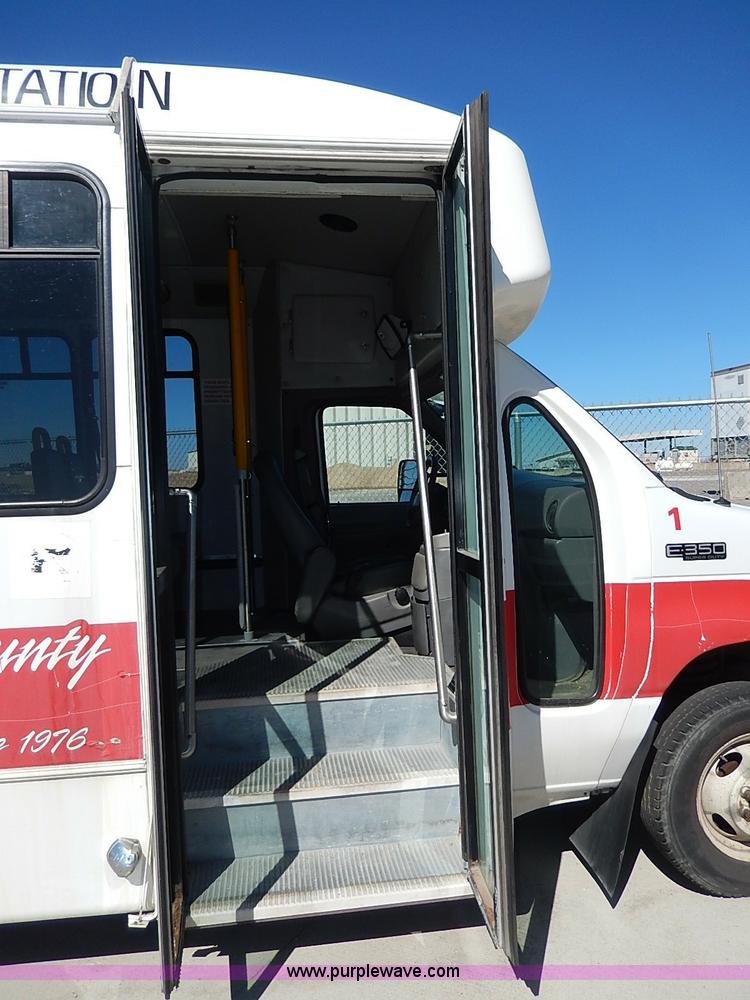 image for item I3746 2004 Ford E350 Super Duty bus