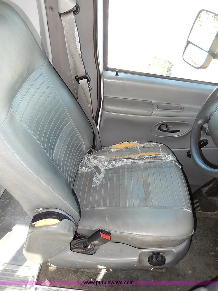 image for item I3746 2004 Ford E350 Super Duty bus