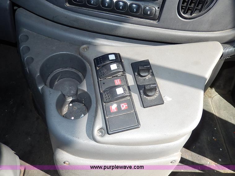 image for item I3746 2004 Ford E350 Super Duty bus