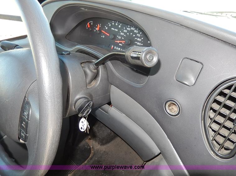 image for item I3746 2004 Ford E350 Super Duty bus