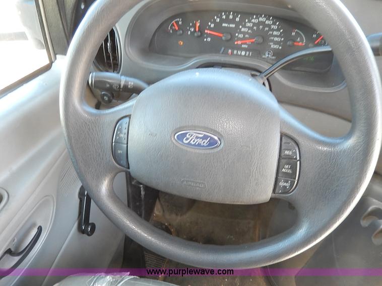 image for item I3746 2004 Ford E350 Super Duty bus