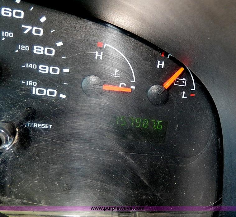 image for item I3746 2004 Ford E350 Super Duty bus