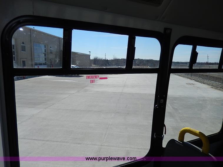 image for item I3746 2004 Ford E350 Super Duty bus