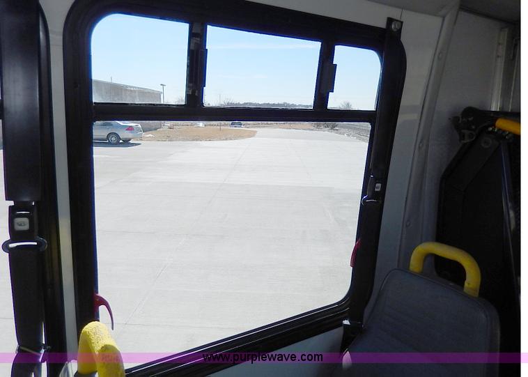 image for item I3746 2004 Ford E350 Super Duty bus